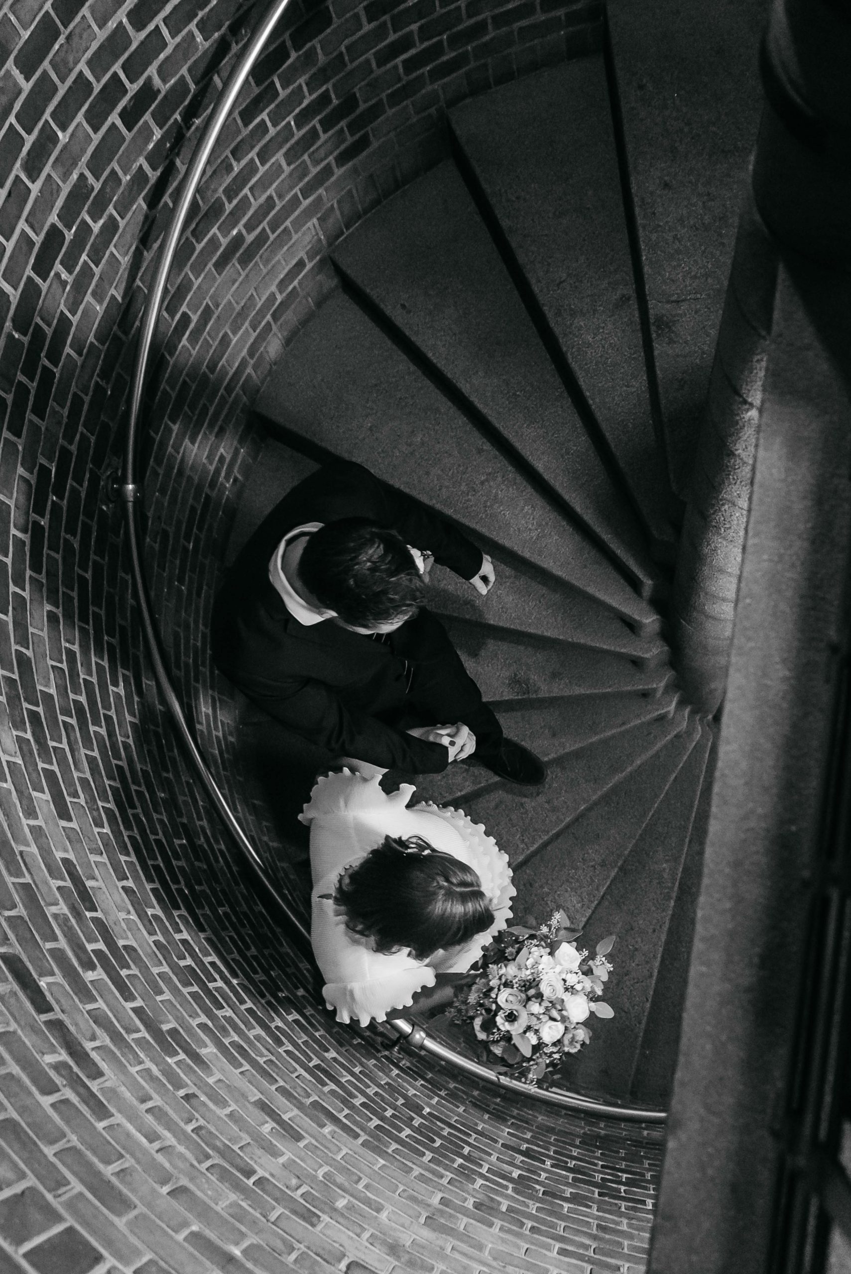 brudepar går hånd i hånd på trappe på københacvns rådhus