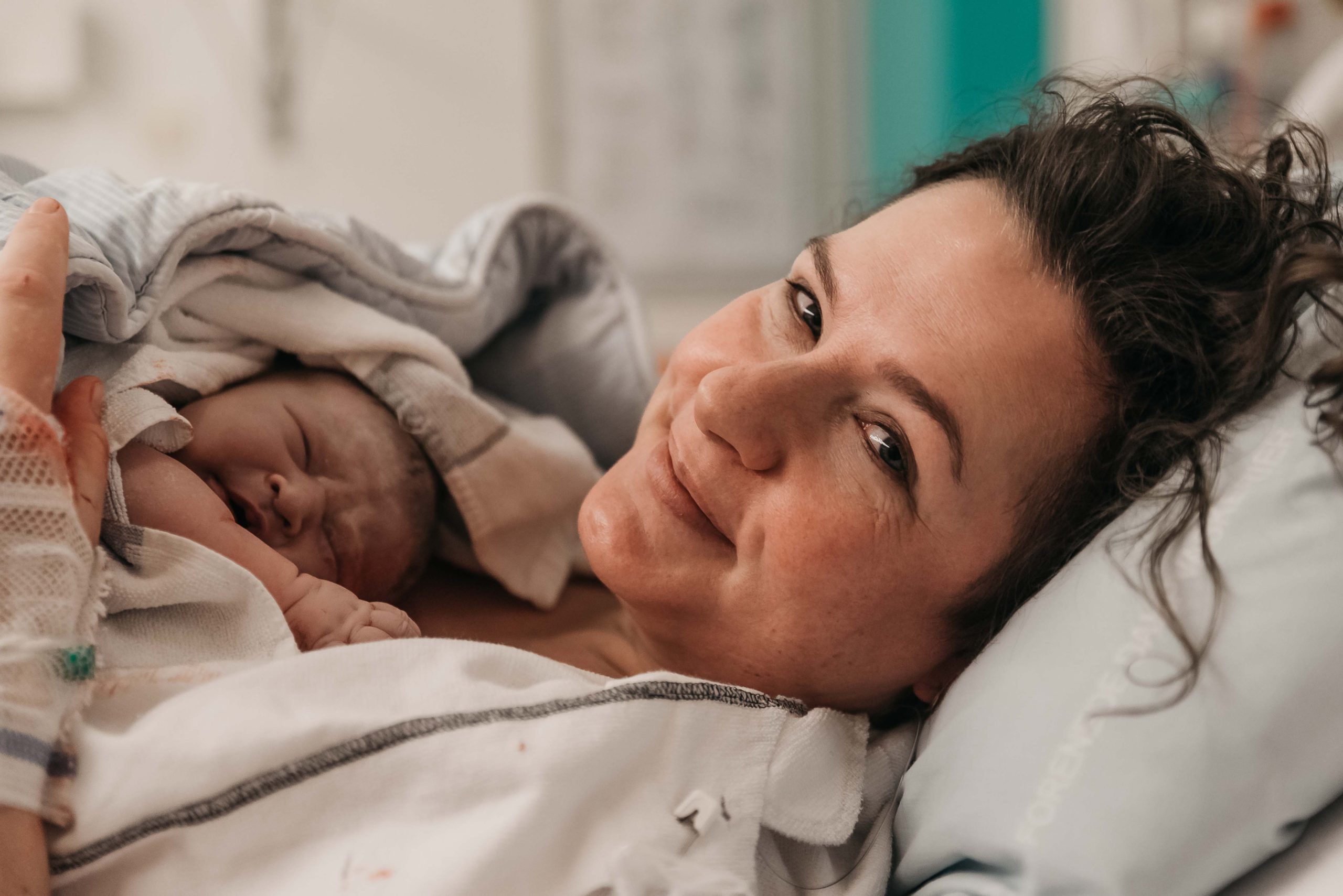 stolt mor med sit nyfødte barn lige efter fødslen