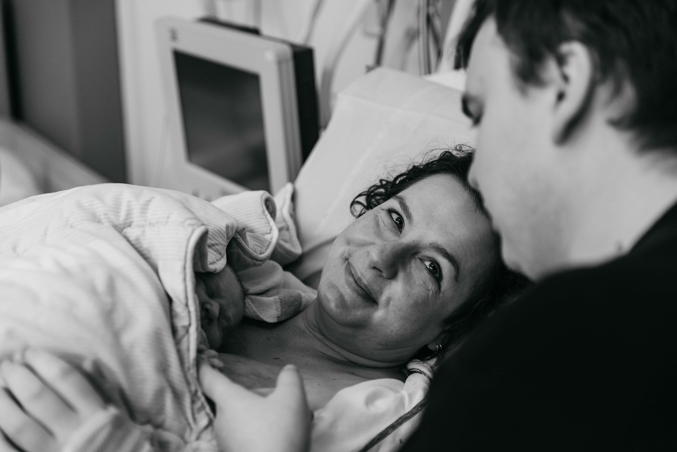 stolte og glade forældre med sit nyfødte barn i hospitalssengen
