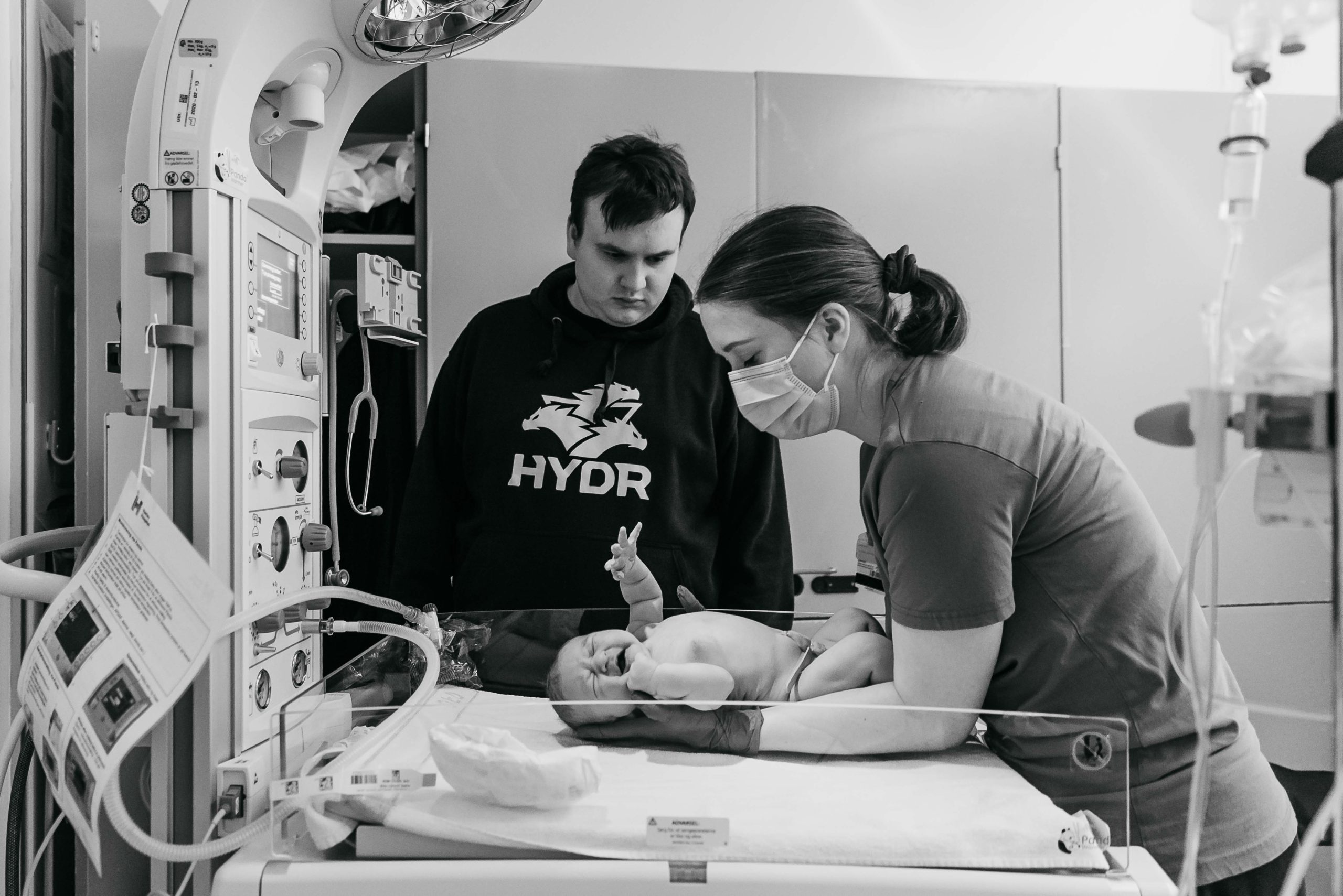 nyfødt pige undersøges af sygeplejerske på hospitalet