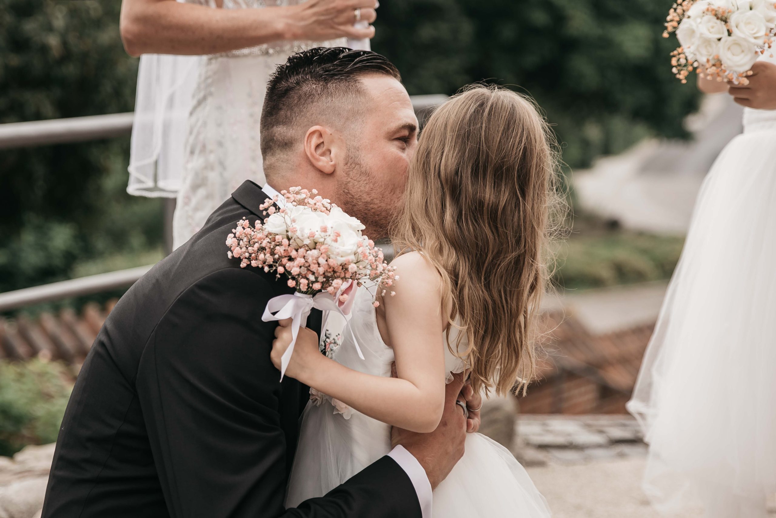 far krammer og kysser sin datter som er brudepige