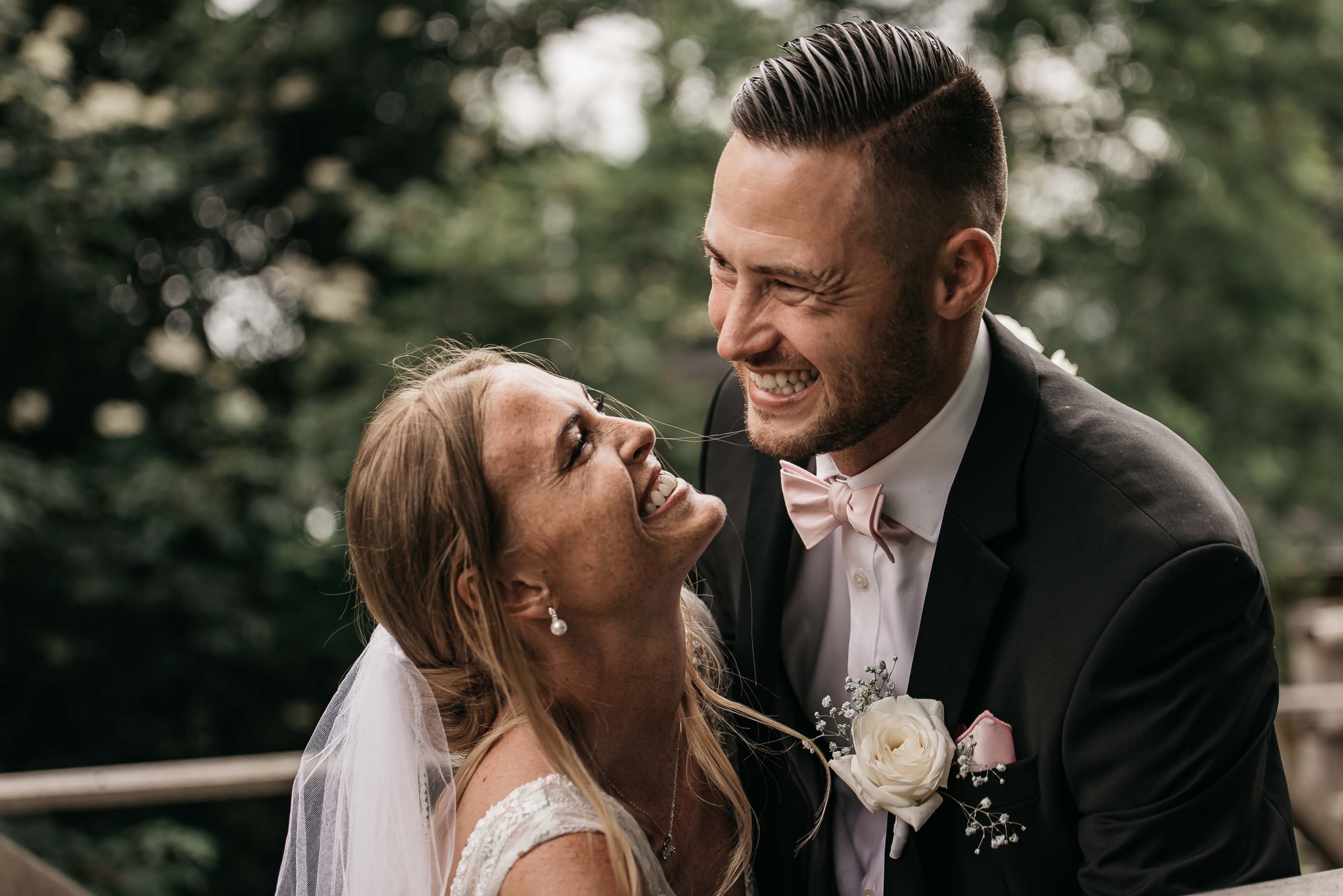 Brudepar griner mens fotograf tager billeder