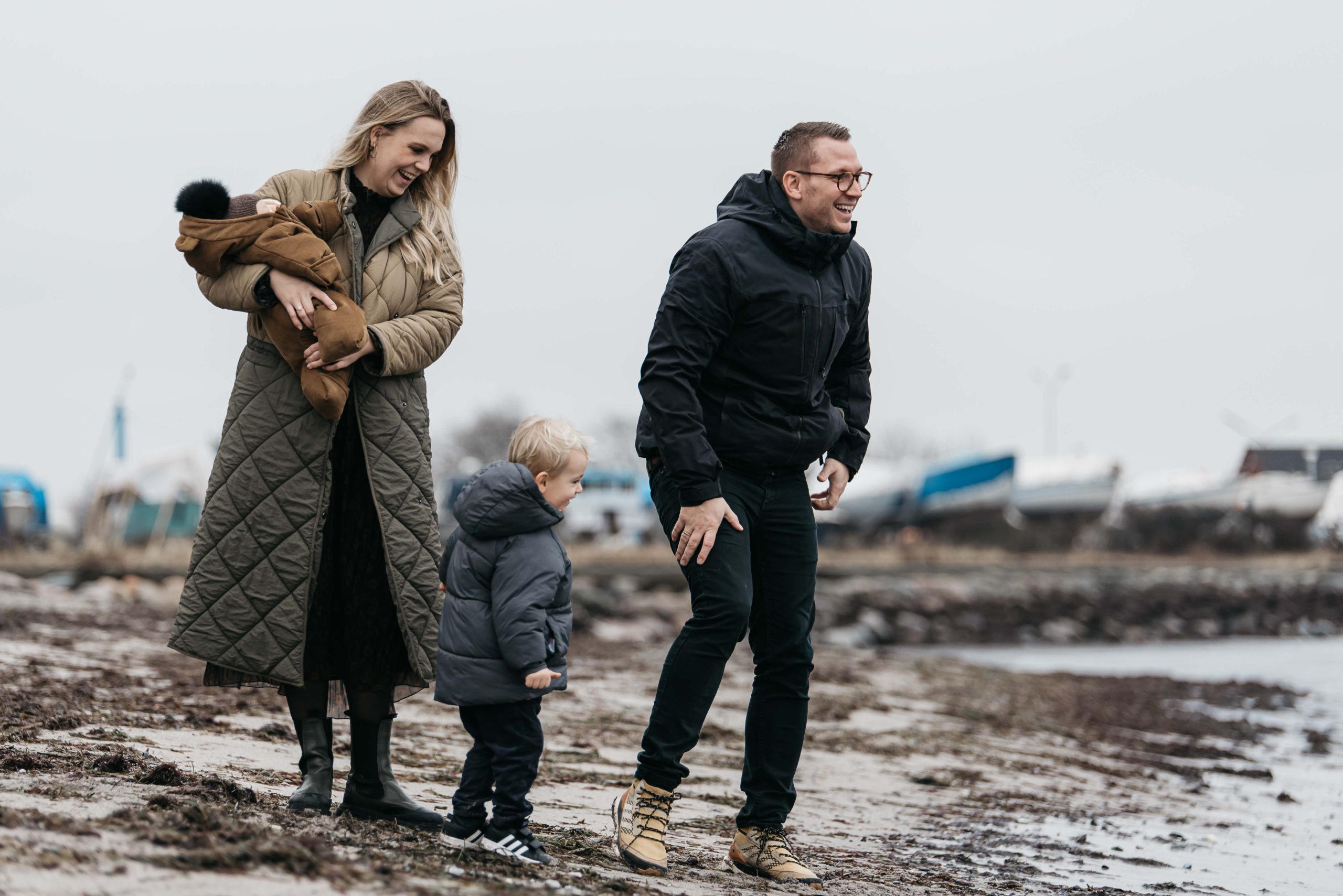 Familie kaster sten på stranden